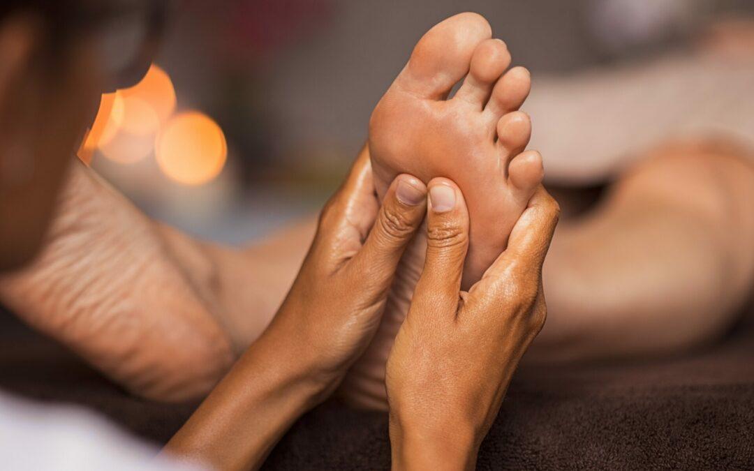 Réflexologie : la promesse d’une guérison naturelle par des massages aux mains et aux pieds